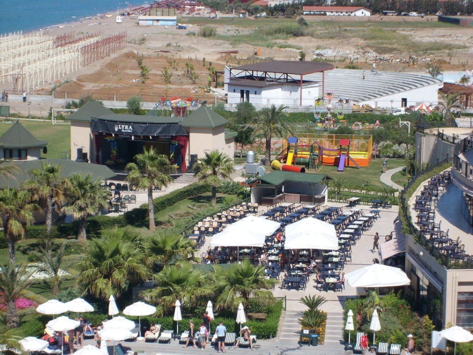 Blick auf Restaurant und Showbühne Selectum Family Comfort Side