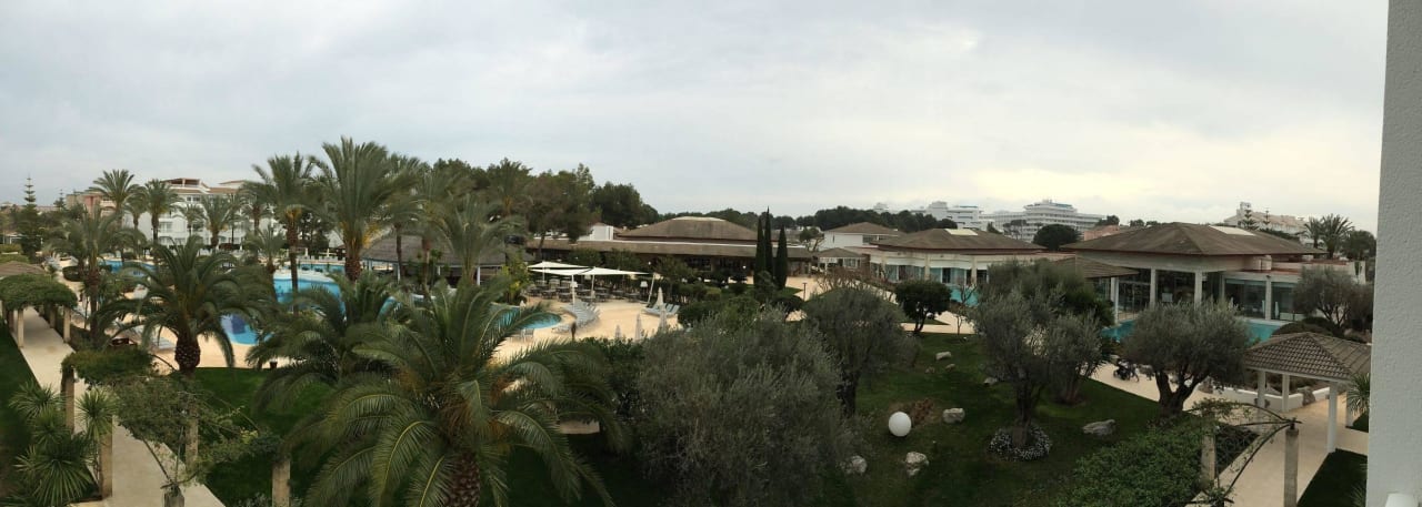 Balkonblick zur Gartenanlage Prinsotel La Dorada