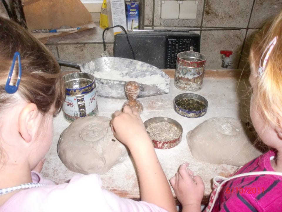 Kinder beim Brot backen Familienferienhof Kroner
