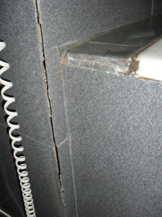 Fliesenarbeiten an der Badewanne HARPIN Georgioupolis Resort Aquapark & SPA