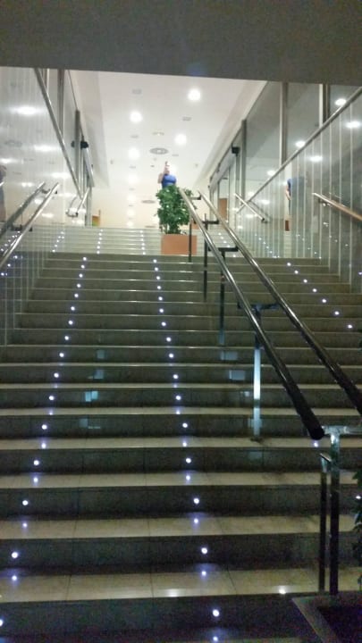 Zugang nach unten zum Restaurant, Bar und Pools. Hotel Las Costas