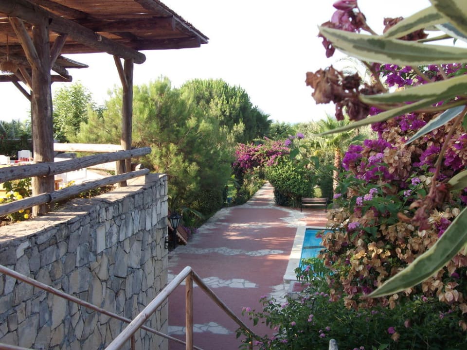 Treppe zwischen Haupt- und Rutschenpool Hotel Defne Garden