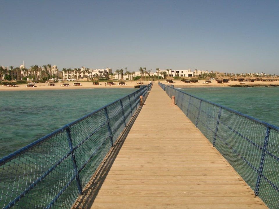 Blick vom Steg in Richtung Strand und Hotel Pickalbatros Palace Hotel-Port Ghalib