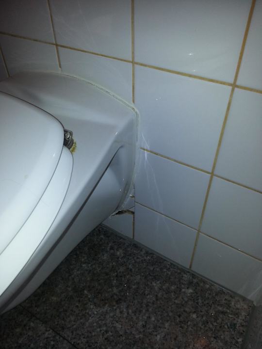 Clo schief und Wand kaputt Hotel Goldener Hirsch