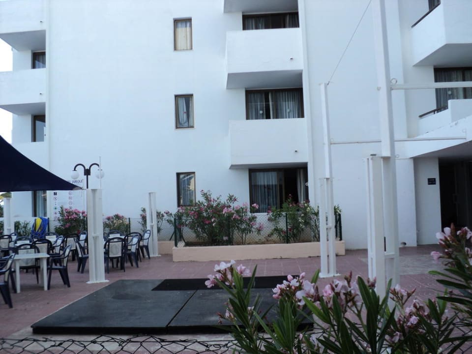 Dziedziniec hotelowy od strony morza Aparthotel Vibra Jabeque Soul