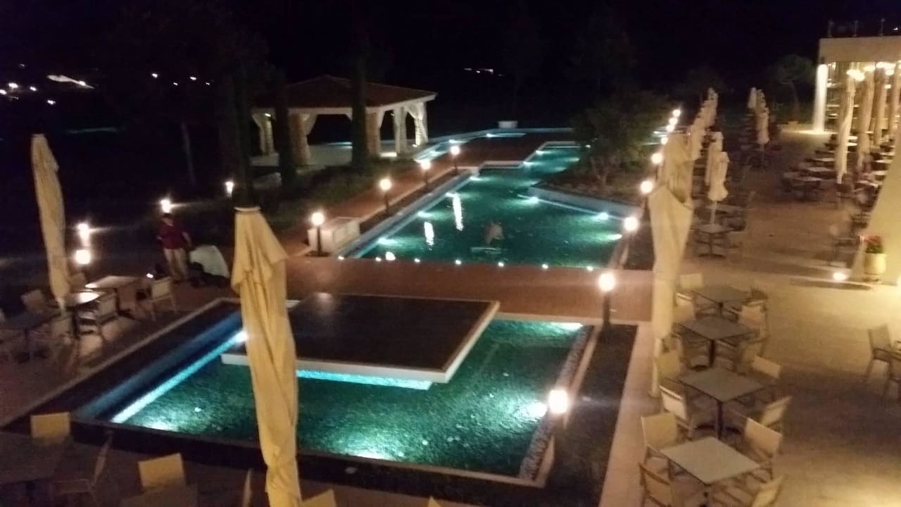 Hauptrestaurant nachts  Blue Lagoon Village