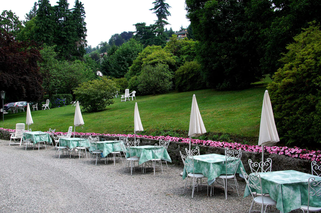 Gegenüber Eingang Hotel Du Parc