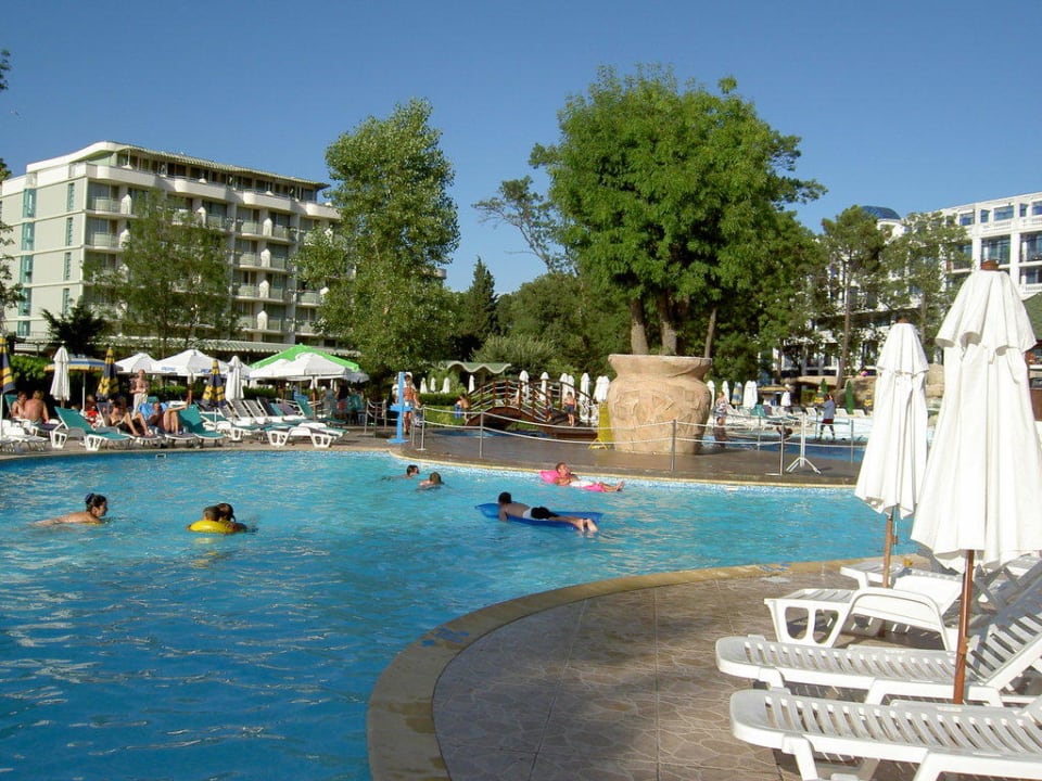 Poolanlage mit großem Schwimmbecken DAS Club Hotel Sunny Beach