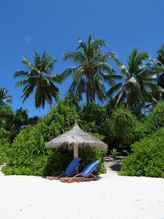 Strandbereich vor dem Bungalow ROBINSON MALDIVES