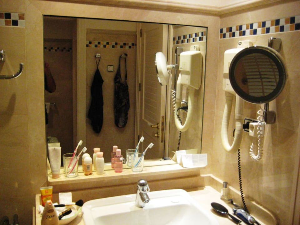 Badezimmer mit Wanne und Dusche Hotel Playa Victoria