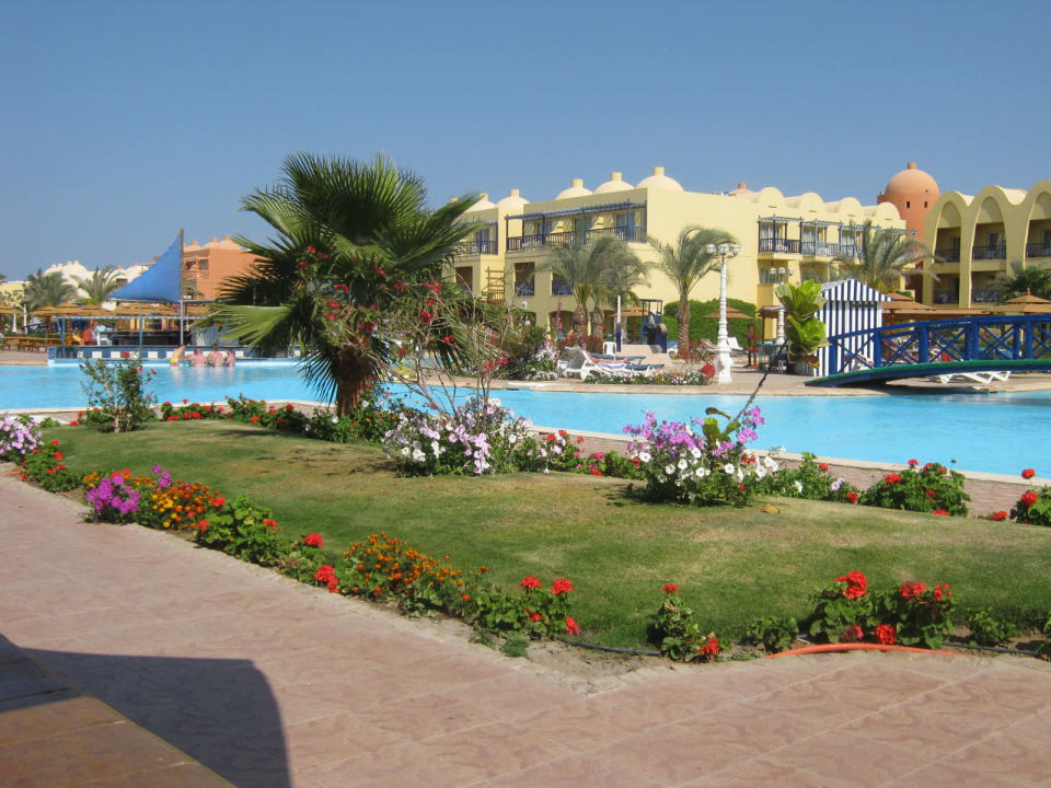Alles schön begrünt am Pool Titanic Beach Spa & Aqua Park