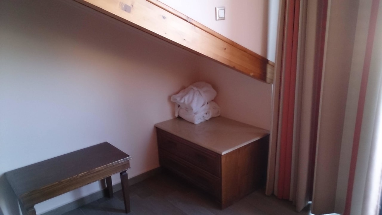 Stoßgefahr wenn man diesen Schrank benutzt  Palazetto Hotel