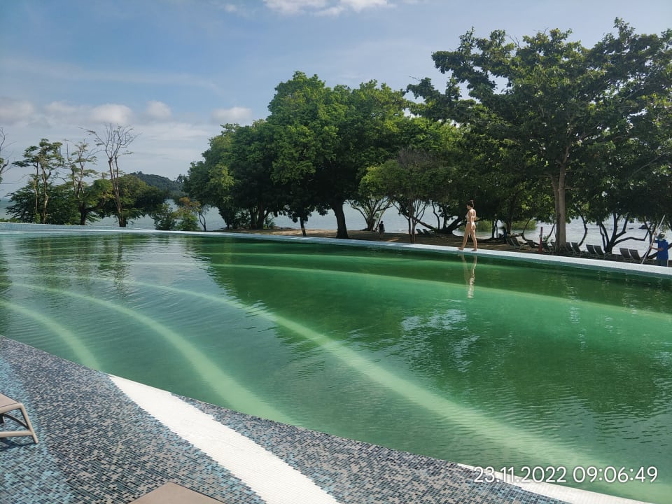 Pool Island Escape Burasari