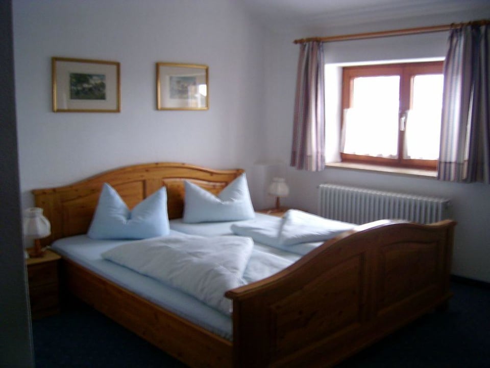 Doppelbett im ZImmer 312 Hotel Vier Jahreszeiten