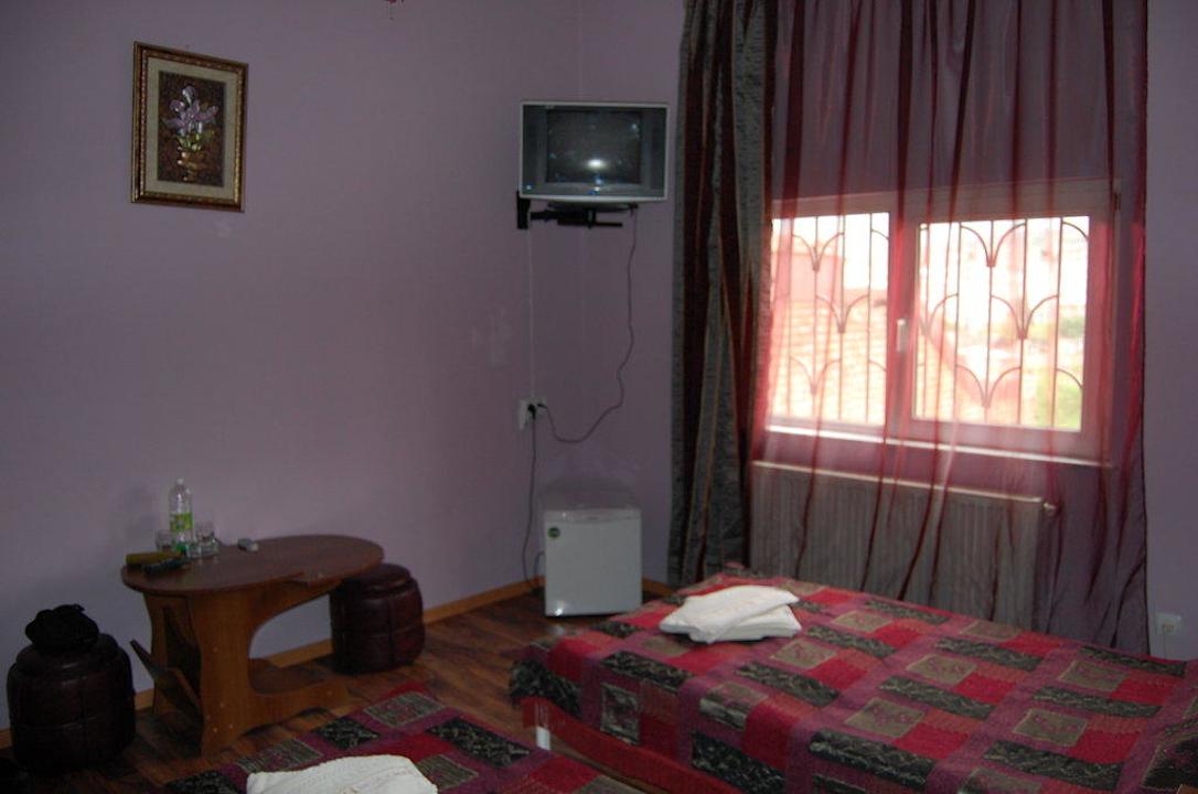 Zimmer 6 Blick zum Fernseher Hotel Leadora