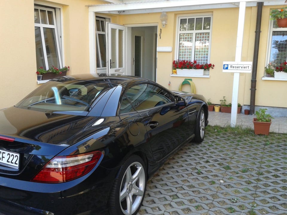 Hotelführung hat reservierten Parkplatz Hotel Poseidon