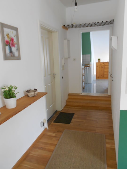 Blick in den Flur und zum Bad der Ferienwohnung  Ferienwohnung in alter Landvilla