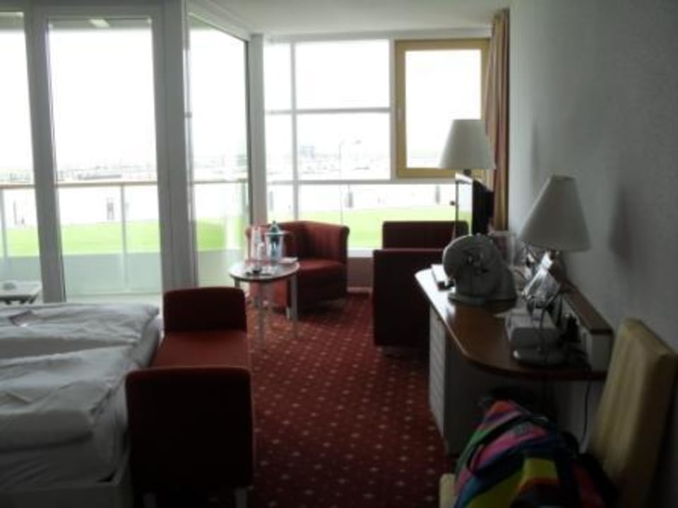 Schlafzimmer mit Sitzecke, rechts die Badetasche Hotel Fährhaus