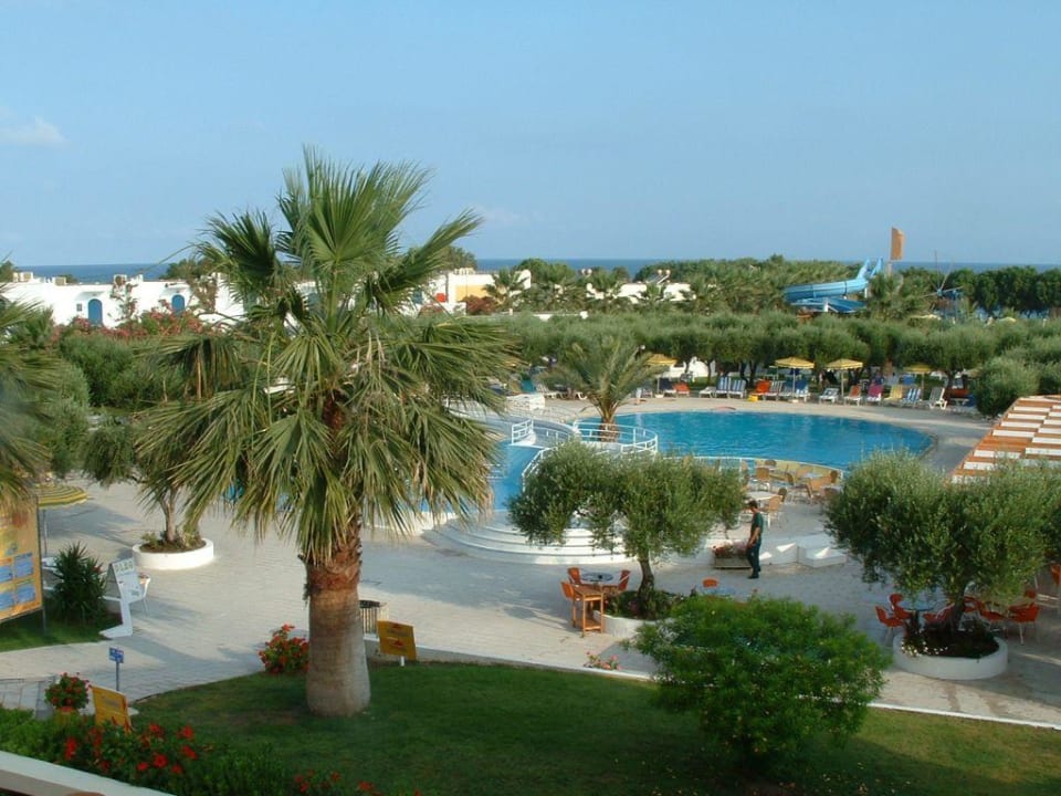 Poolansicht am Abend TUI KIDS CLUB Alex Beach