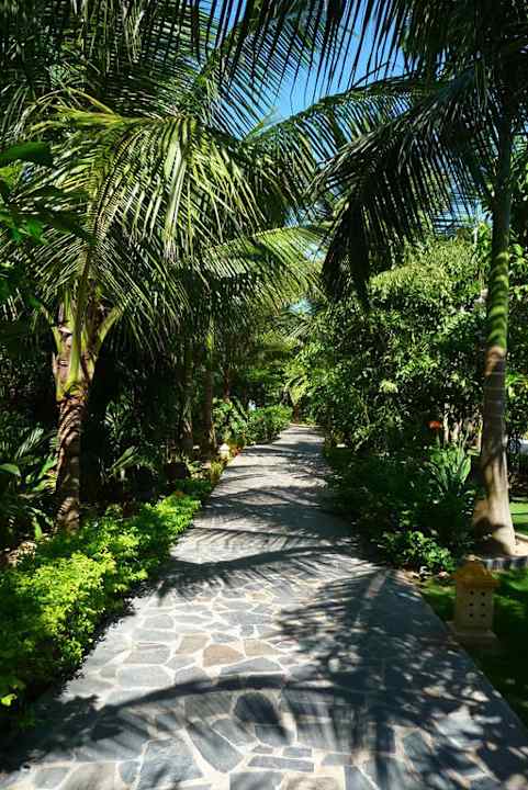 Weg durch die schöne Gartenanlage des Hotels Allezboo Beach Resort & Spa