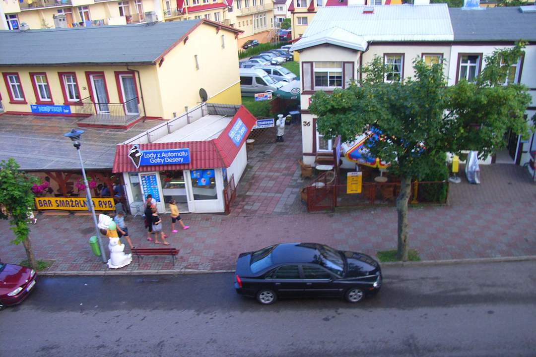 Blick vom Balkon auf die Hauptstraße Relax Inn Health & Spa
