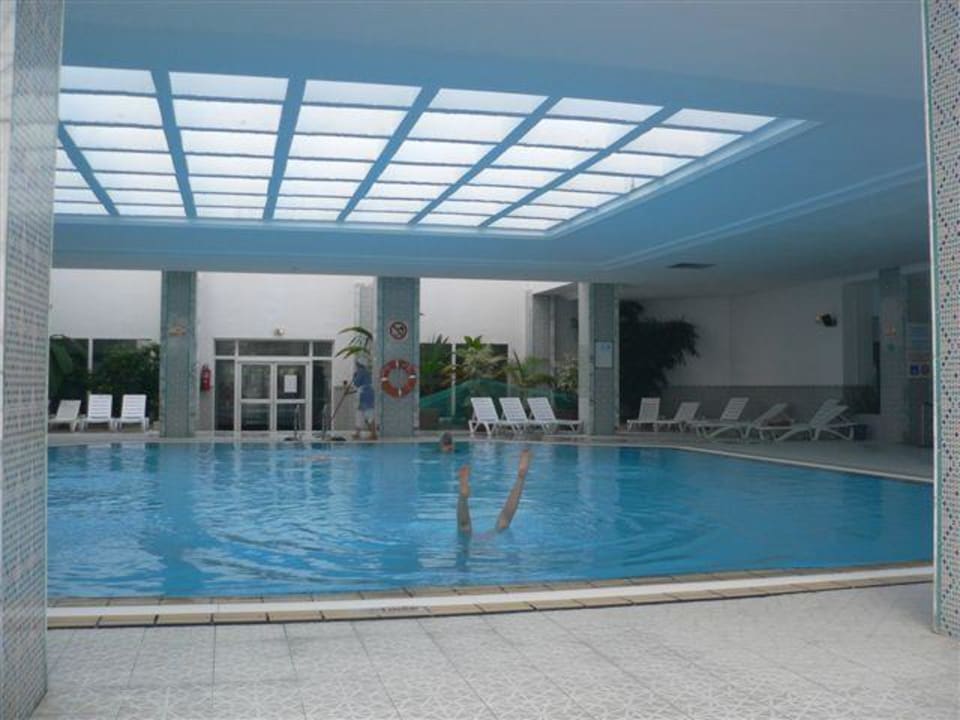 Blick in das Hallenbad El Mouradi Club Kantaoui
