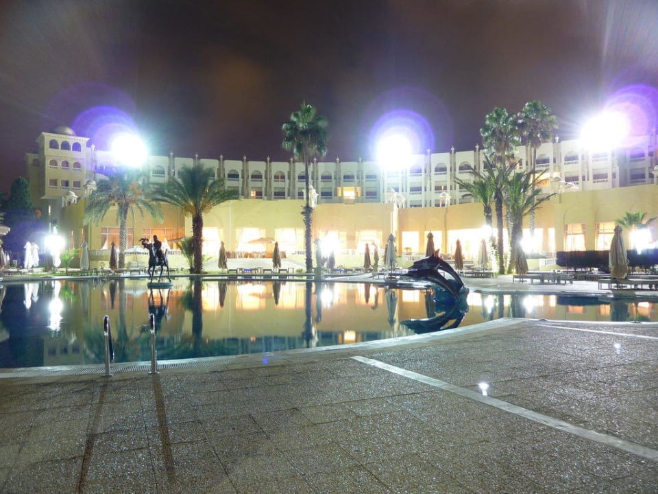 Blick aufs Hotel bei Nacht Steigenberger Marhaba Thalasso Hammamet