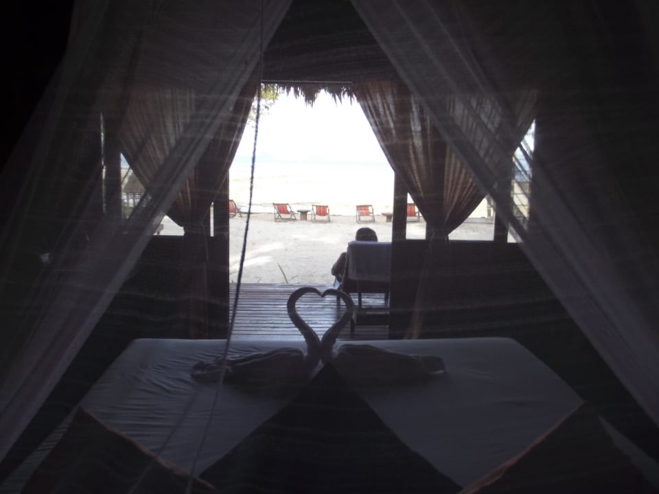 Blick vom Beach-Front Bungalow BF06 auf den Strand Hotel Thapwarin Resort