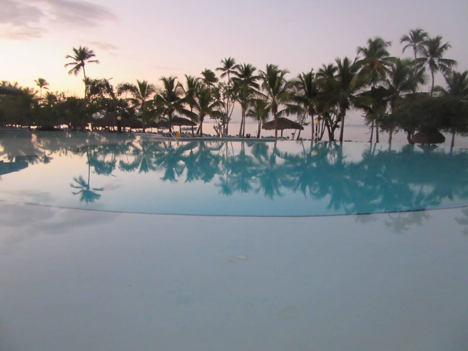 Pool am Abend Dreams La Romana Resort & Spa