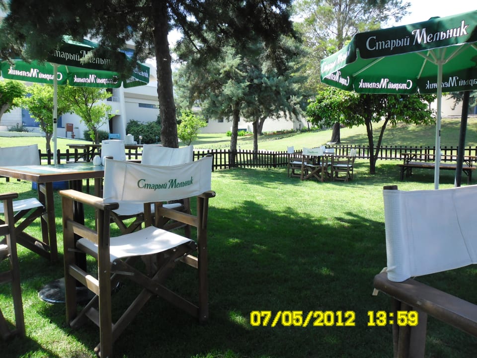 Es gibt einen kleinen Biergarten Mirage Park Resort