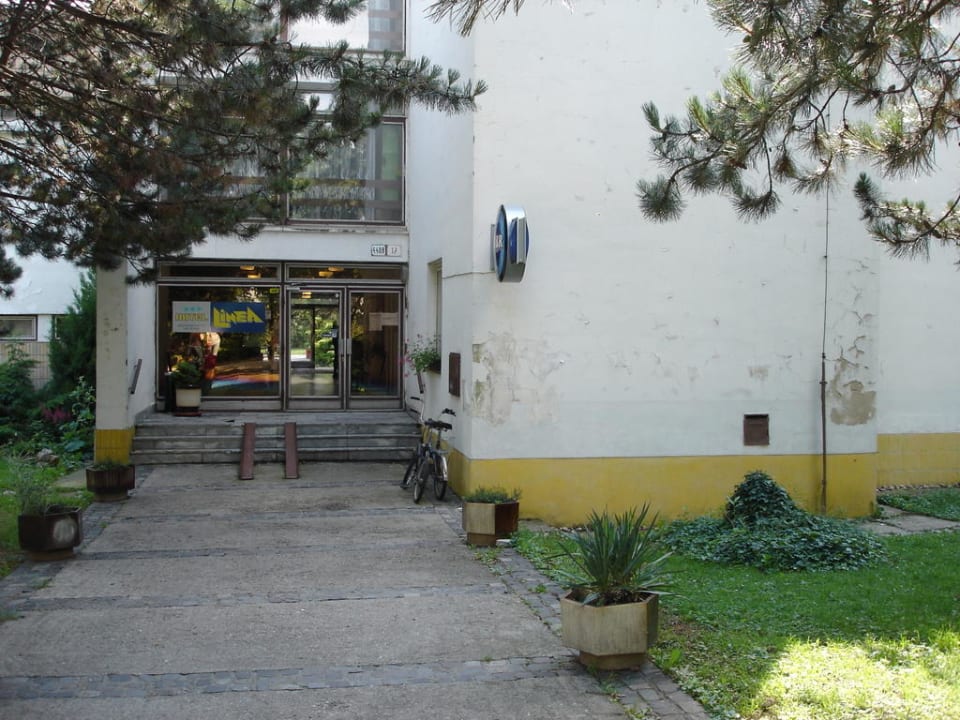 Hotel zvonku - "krasny" pohlad pri prichode Hotel Linea Piestany