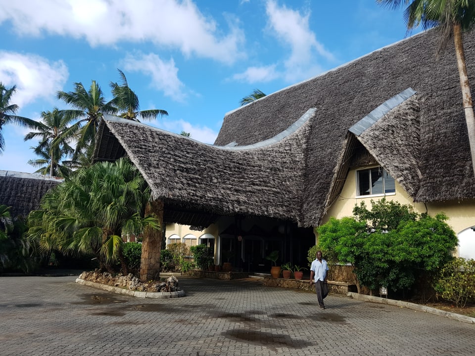 Lobby Bahari Beach Hotel
