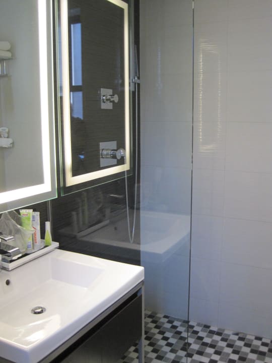 Bad Blick Richtung Waschtische/Dusche Ameritania