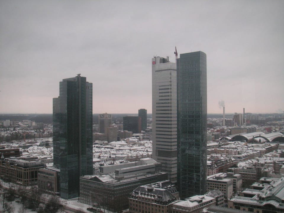 Blick auf das verschneite Frankfurt  INNSIDE by Meliá Frankfurt Eurotheum