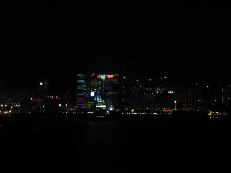Ausblick bei Nacht auf dem Pooldeck Harbour Grand Kowloon