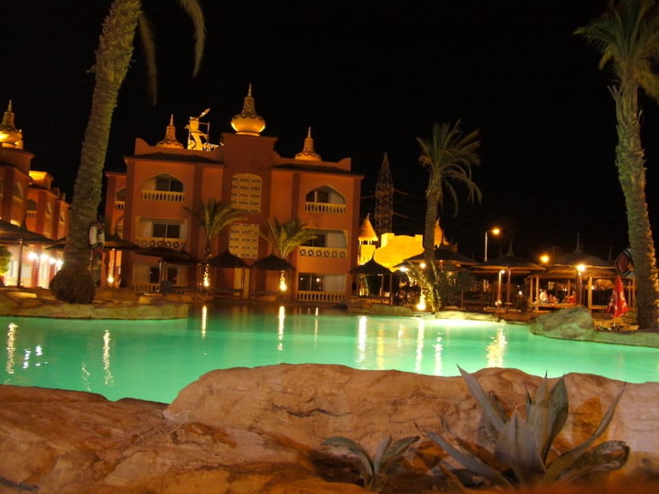 Non Active Pool mit Zimmertrakt (Abends) Pickalbatros Alf Leila Wa Leila Resort - Neverland Hurghada