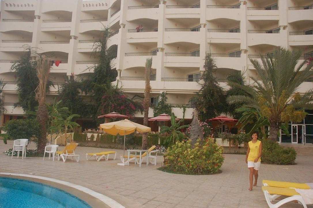 Blick vom Pool auf das Hotel Hotel African Queen