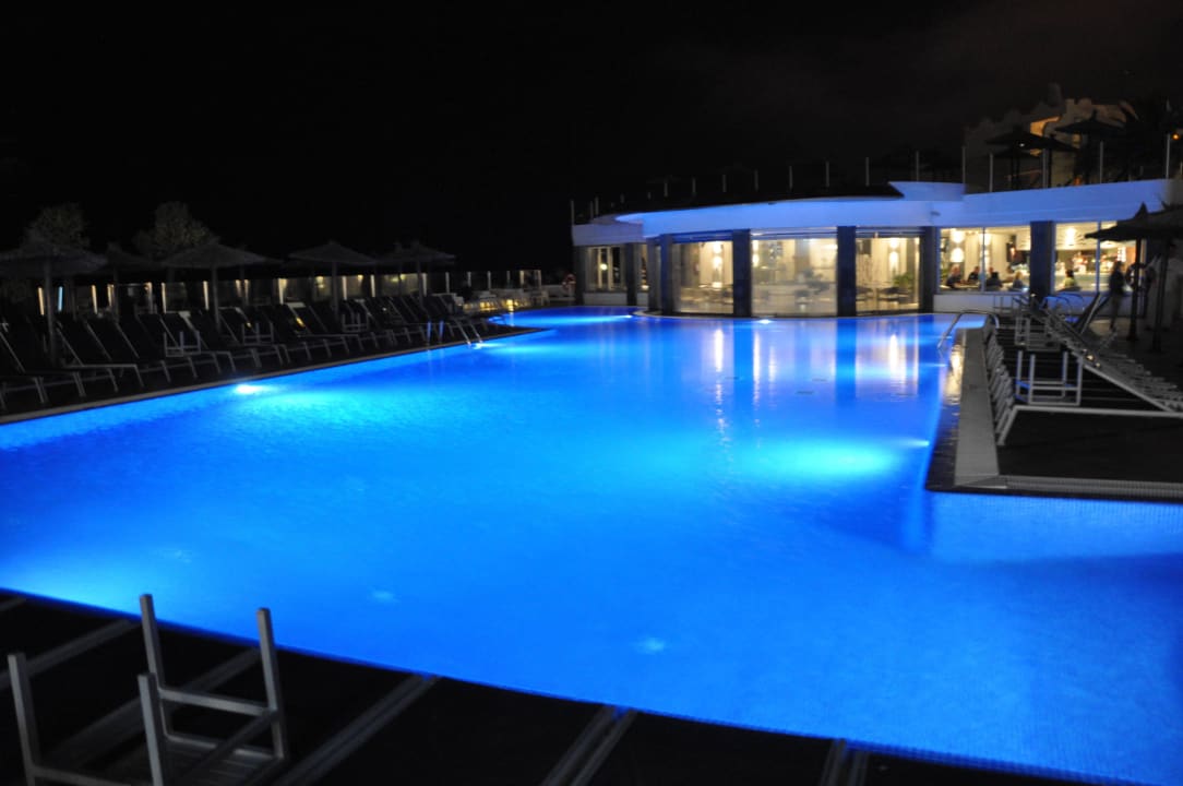 Poolbar bei Nacht allsun App.-Hotel Barlovento