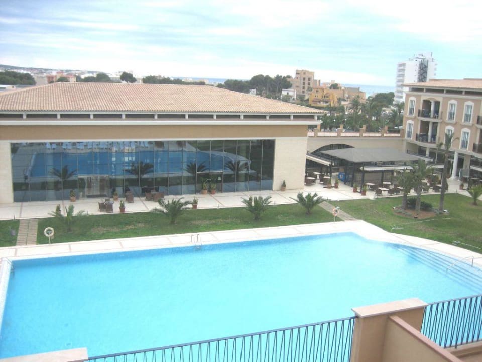 Blick vom Fenster auf den Pool Grupotel Playa de Palma Suites & Spa