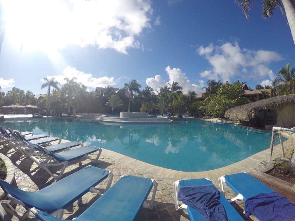 Einer der beiden Pools Villas Bavaro Resort & Spa