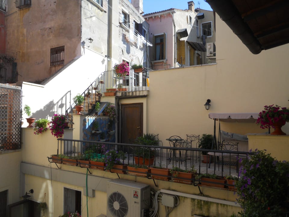 Blick auf die Terrasse Hotel Locanda Herion