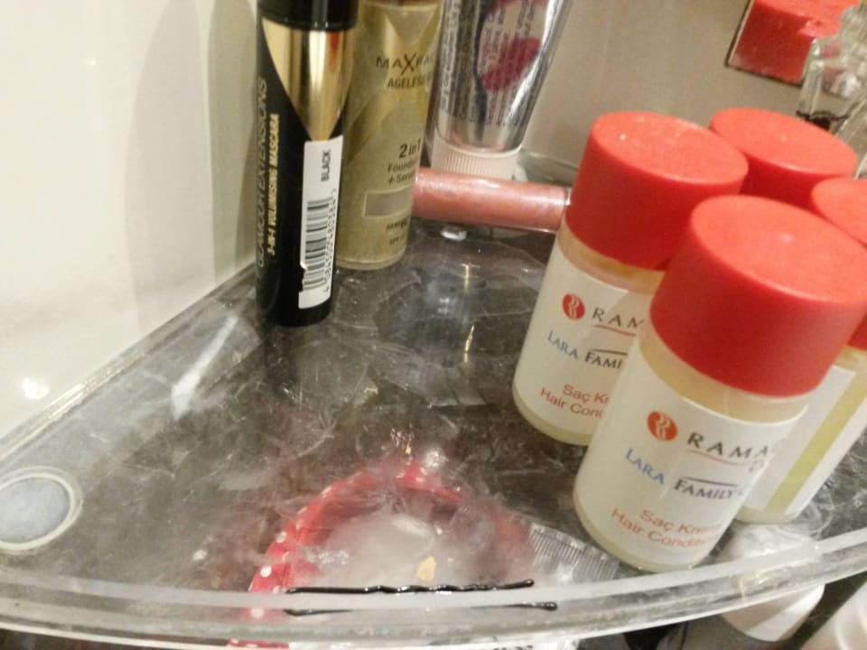 Glasregal wurde nie gereinigt.  Wyndham Garden Lara