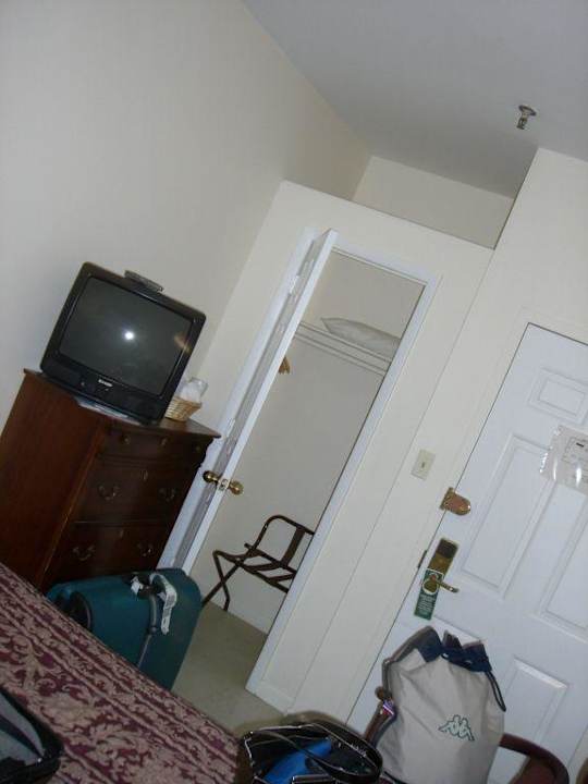 Blick vom Fenster zum Zimmerausgang Hotel Americana Inn