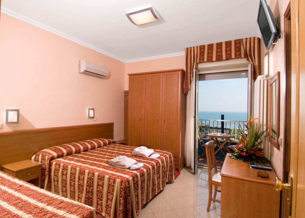 Hotel Bristol camera terrazza fronte mare a Ce Hotel Bristol