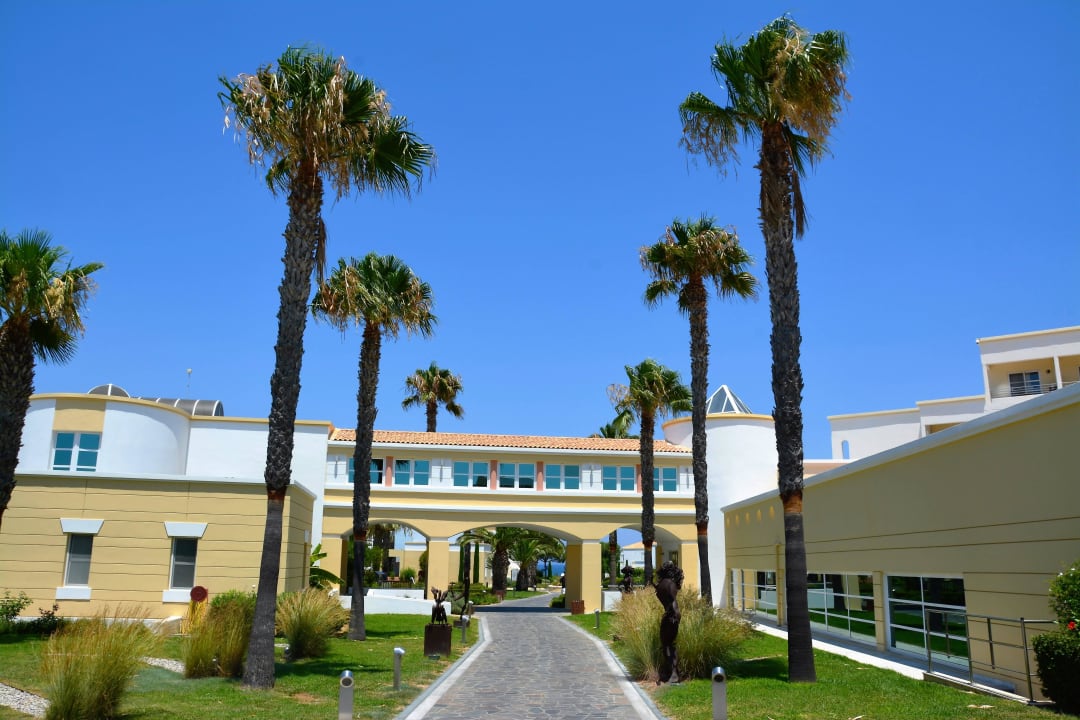 Aussenansicht Richtung Eingang Neptune Luxury Resort
