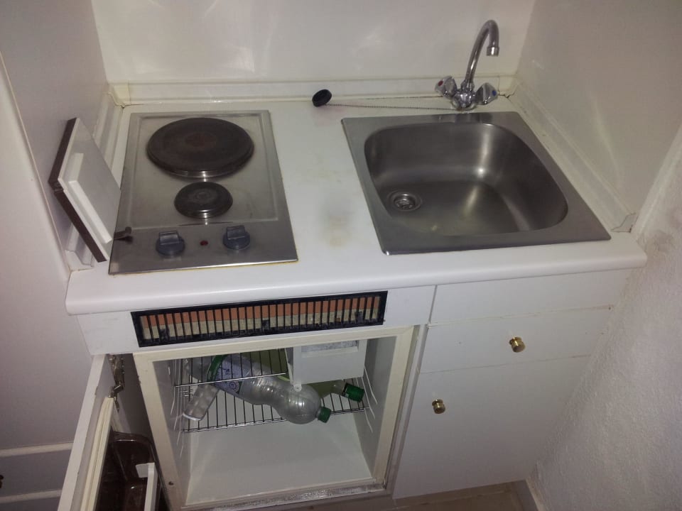 Küche. Alles sehr alt und überall Flecken Pallini Beach Hotel