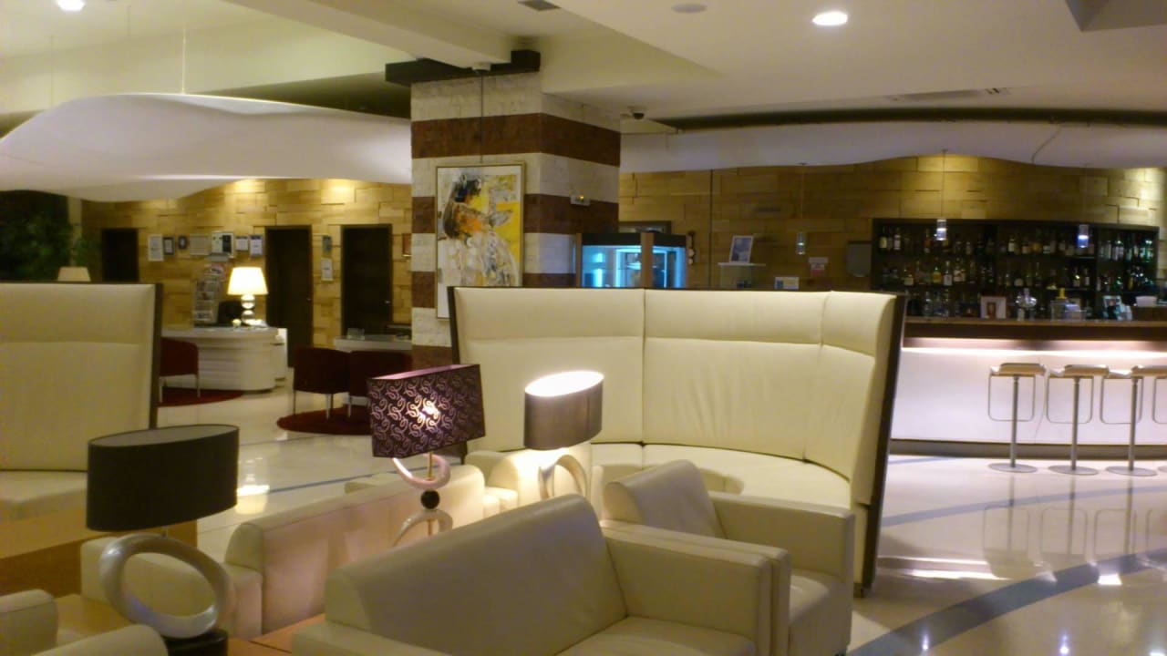 Großzügig gestatete Lobby. Flamingo Grand Hotel & Spa