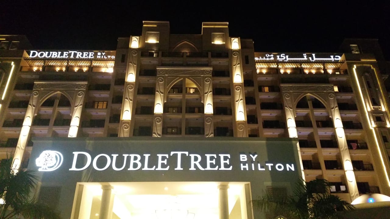 Der Eingang  DoubleTree by Hilton Resort & Spa Marjan Island