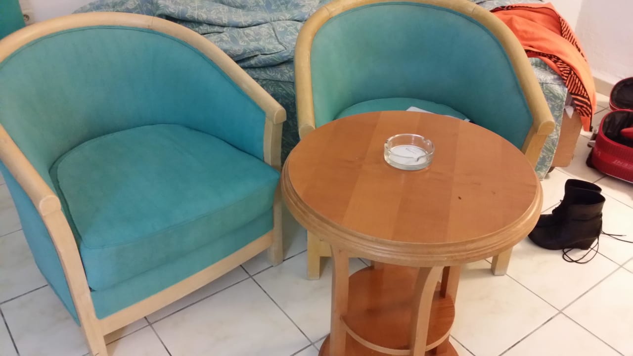 Muffelige Stühle im Zimmer Hotel El Mouradi Palm Marina