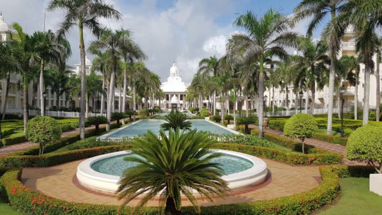 Blick vom Strand auf das Hauptgebäude Hotel Riu Palace Punta Cana